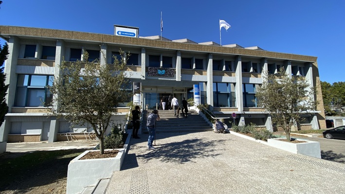 Façade du centre de test psychotechnique Hôtel ibis budget Arles Palais des Congrès à Arles